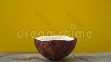 在一个黄色的热带水果被投放到<strong>椰奶</strong>中后，一张摊开<strong>椰奶</strong>的照片